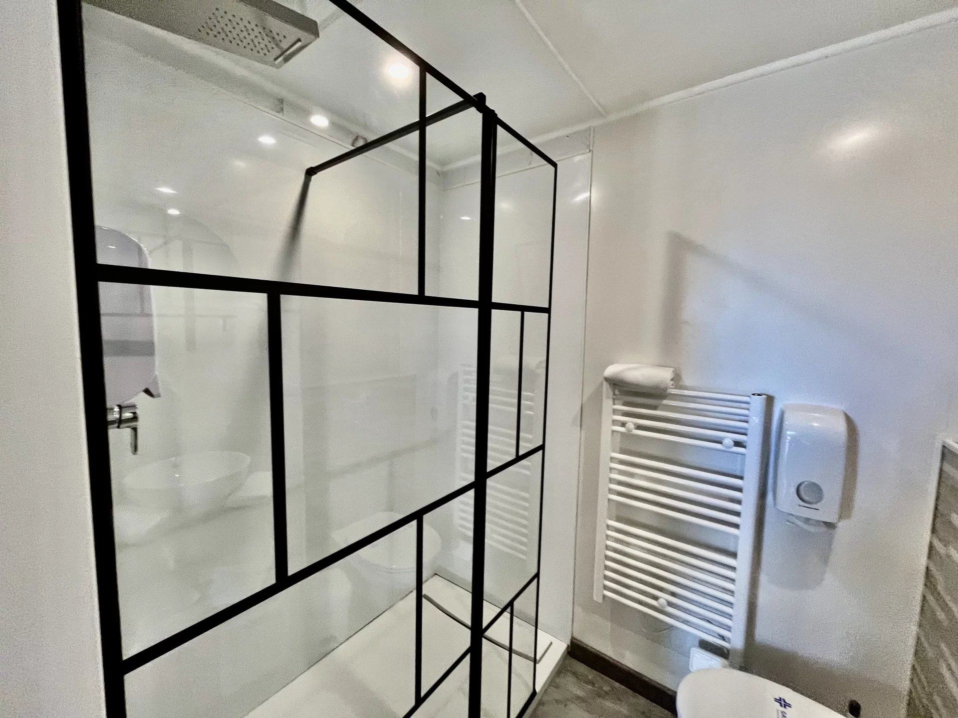 commercial local for sale on TOURRETTES (83440)