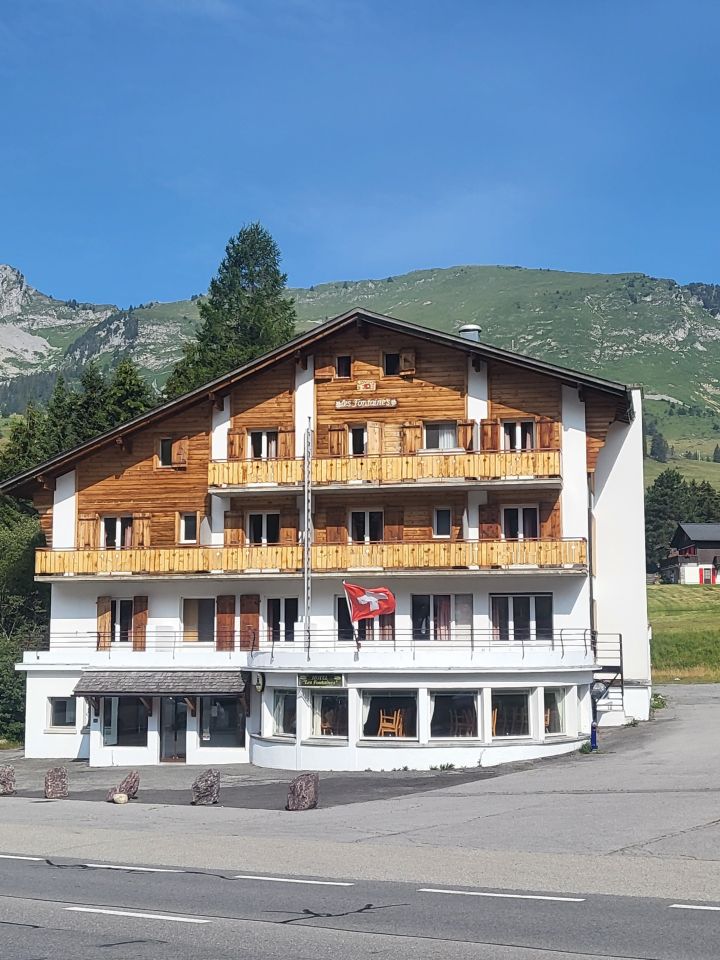 Chalet 24 Chambres et dortoirs ,à pied des pistes, dans les Alpes suisses