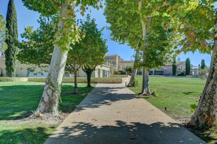 Boutique-Hotel de 14 chambres, Spa et restaurant bistronomique proche d'Uzes