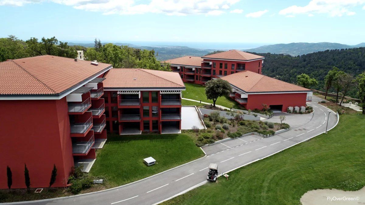 commercial local 161 Rooms for sale on CANNES (06400)