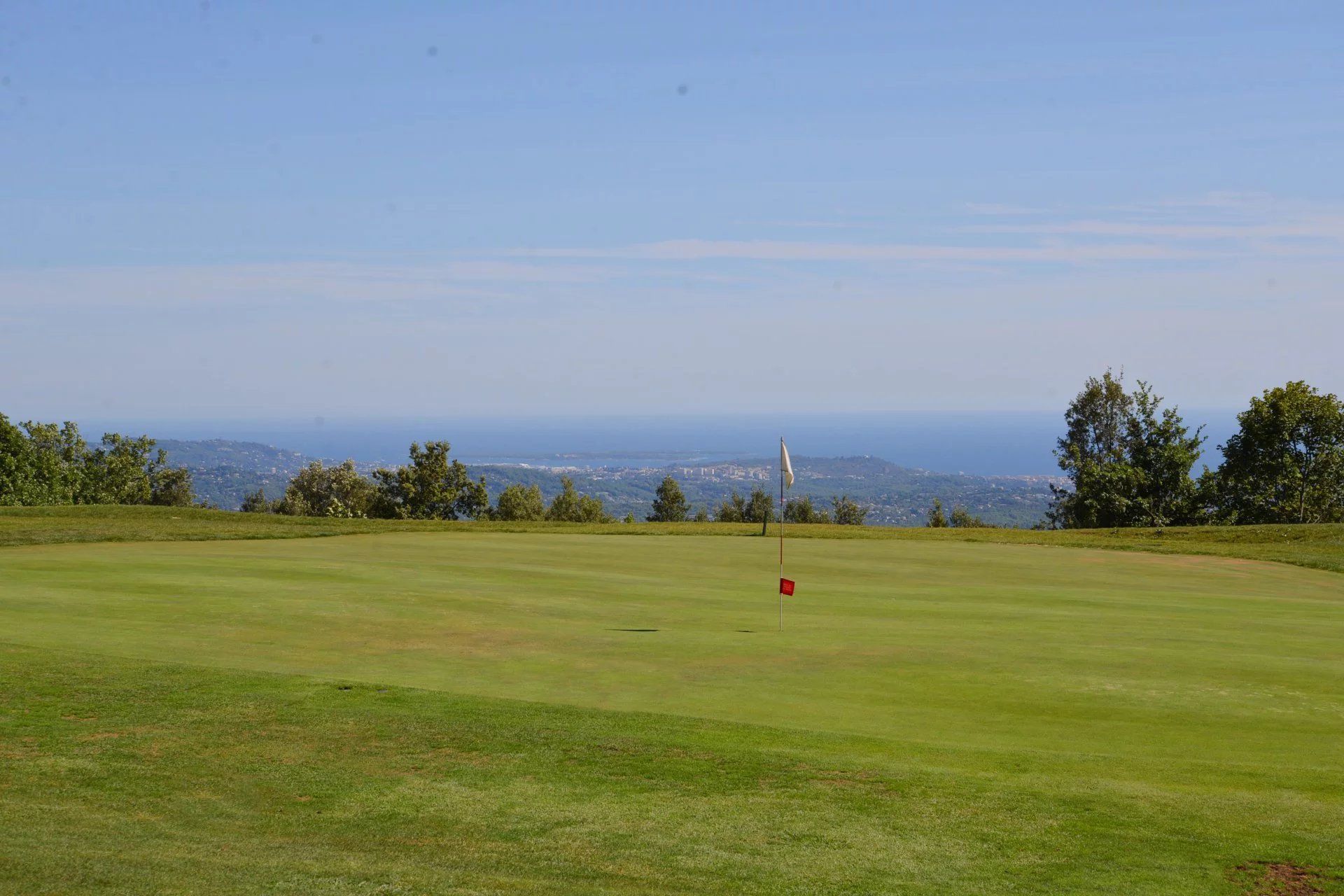 commercial local 161 Rooms for sale on CANNES (06400)