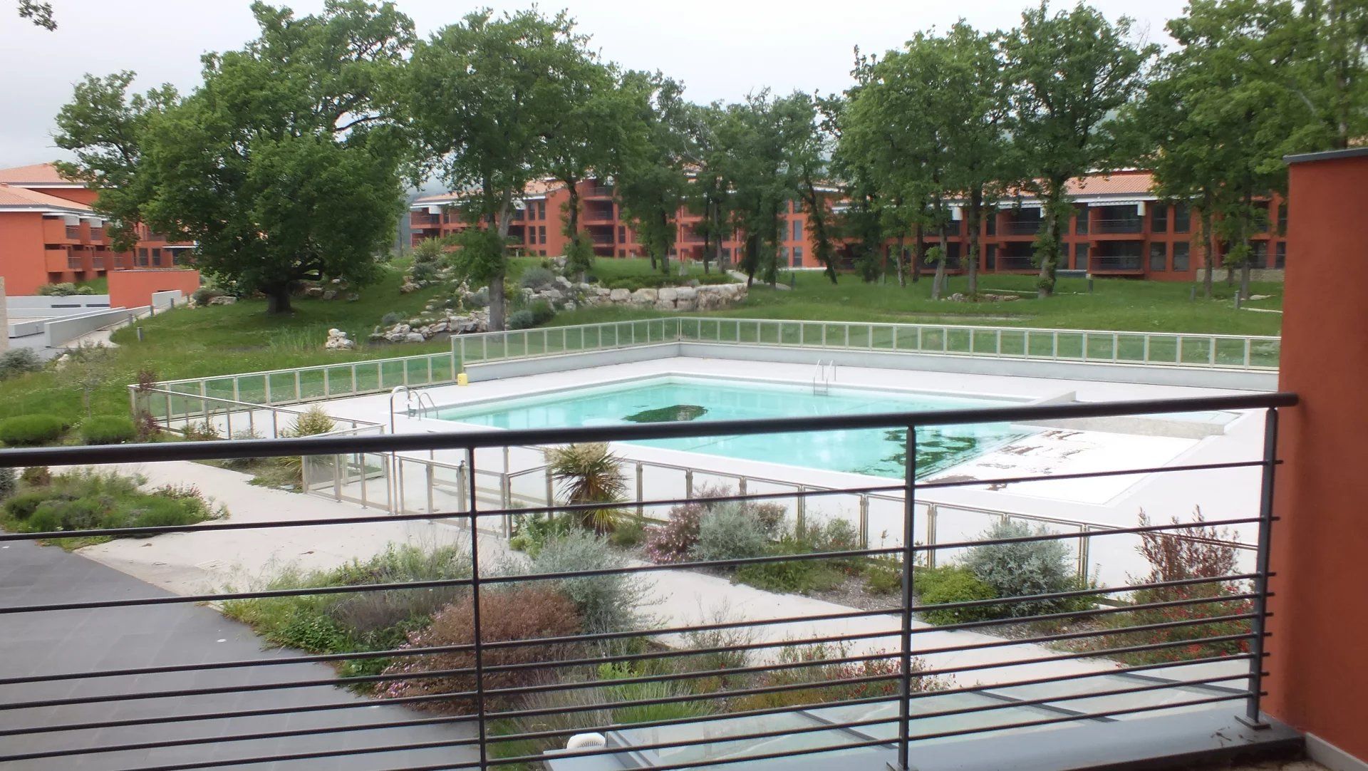 commercial local 161 Rooms for sale on CANNES (06400)