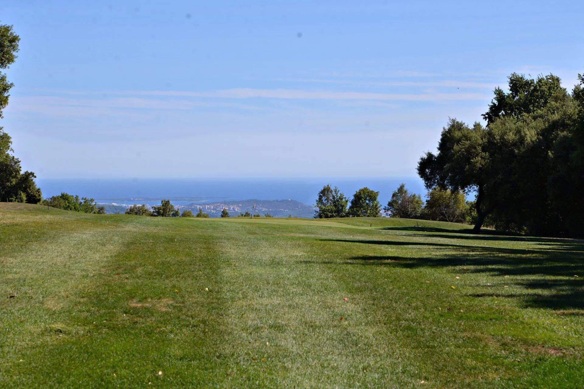 commercial local 161 Rooms for sale on CANNES (06400)