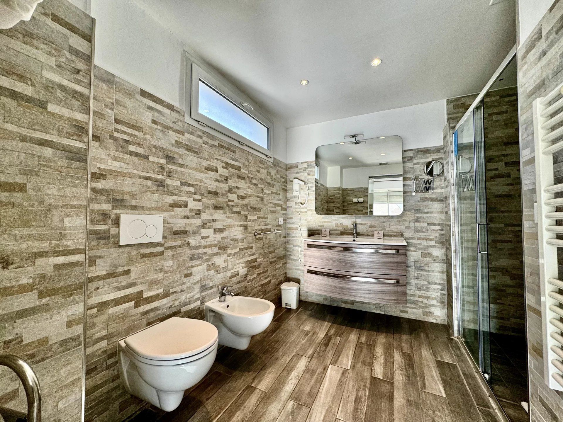 local comercial 40 Habitaciones en venta en LE GOLFE JUAN (06220)