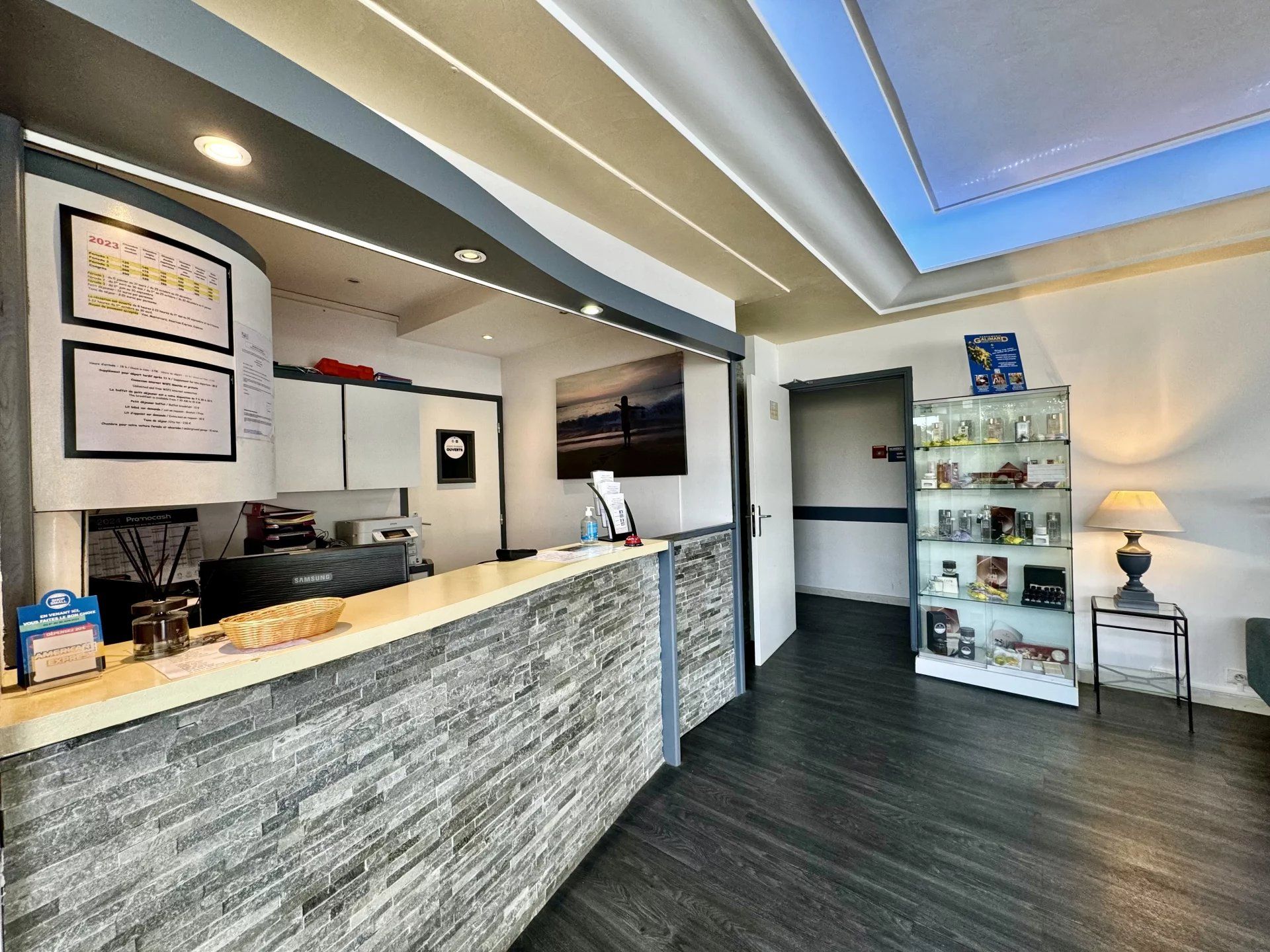 commercial local 40 Rooms for sale on LE GOLFE JUAN (06220)