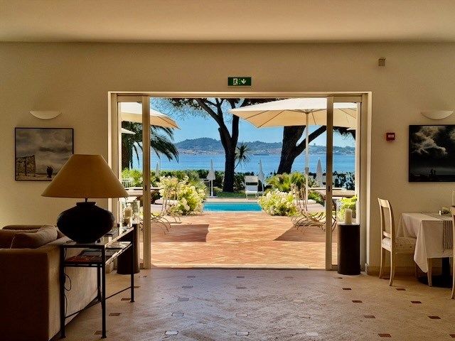 Hotel with restaurant facing the sea in the Saint Tropez Gulf