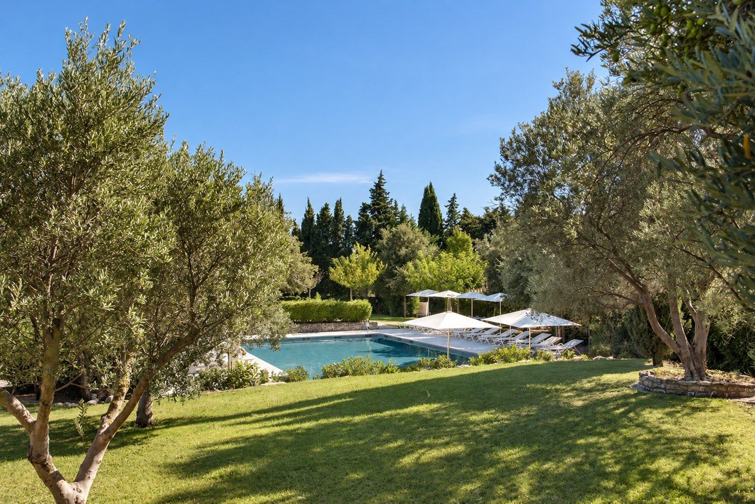 commercial local 24 Rooms for sale on PARADOU (13520)