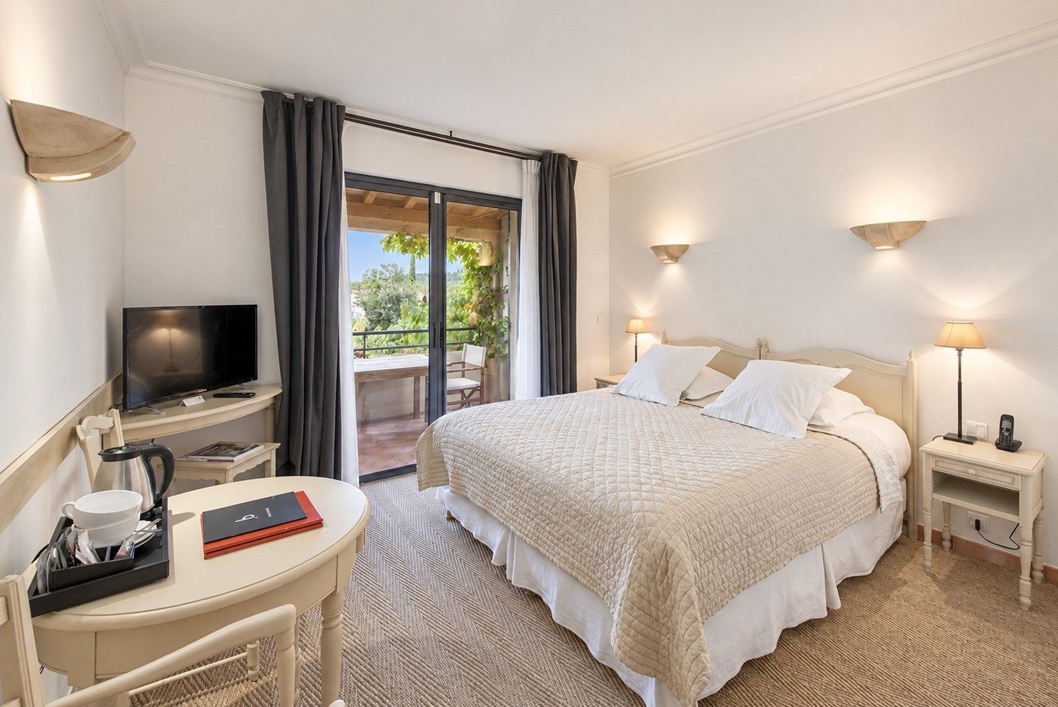 commercial local 24 Rooms for sale on PARADOU (13520)