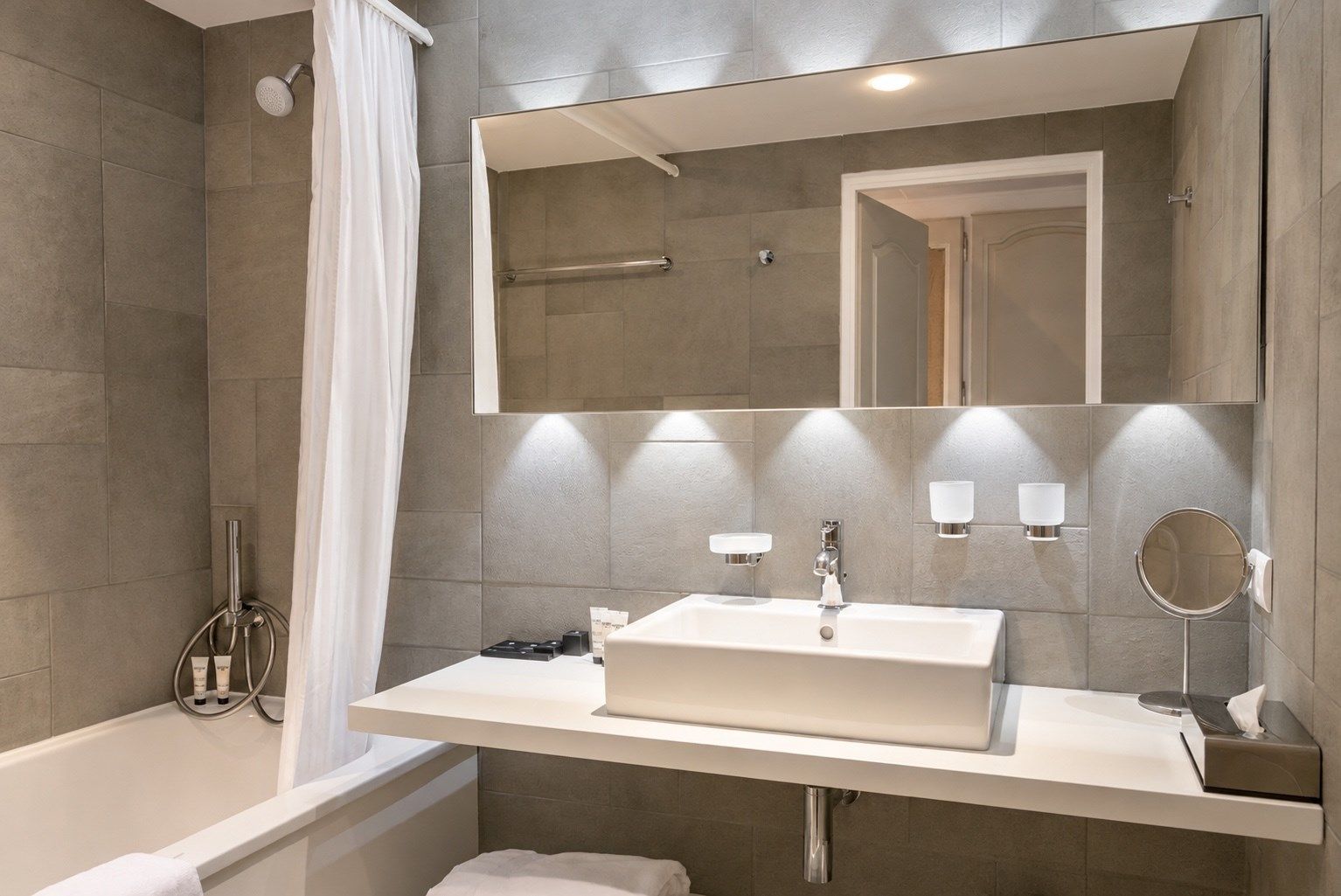 commercial local 24 Rooms for sale on PARADOU (13520)