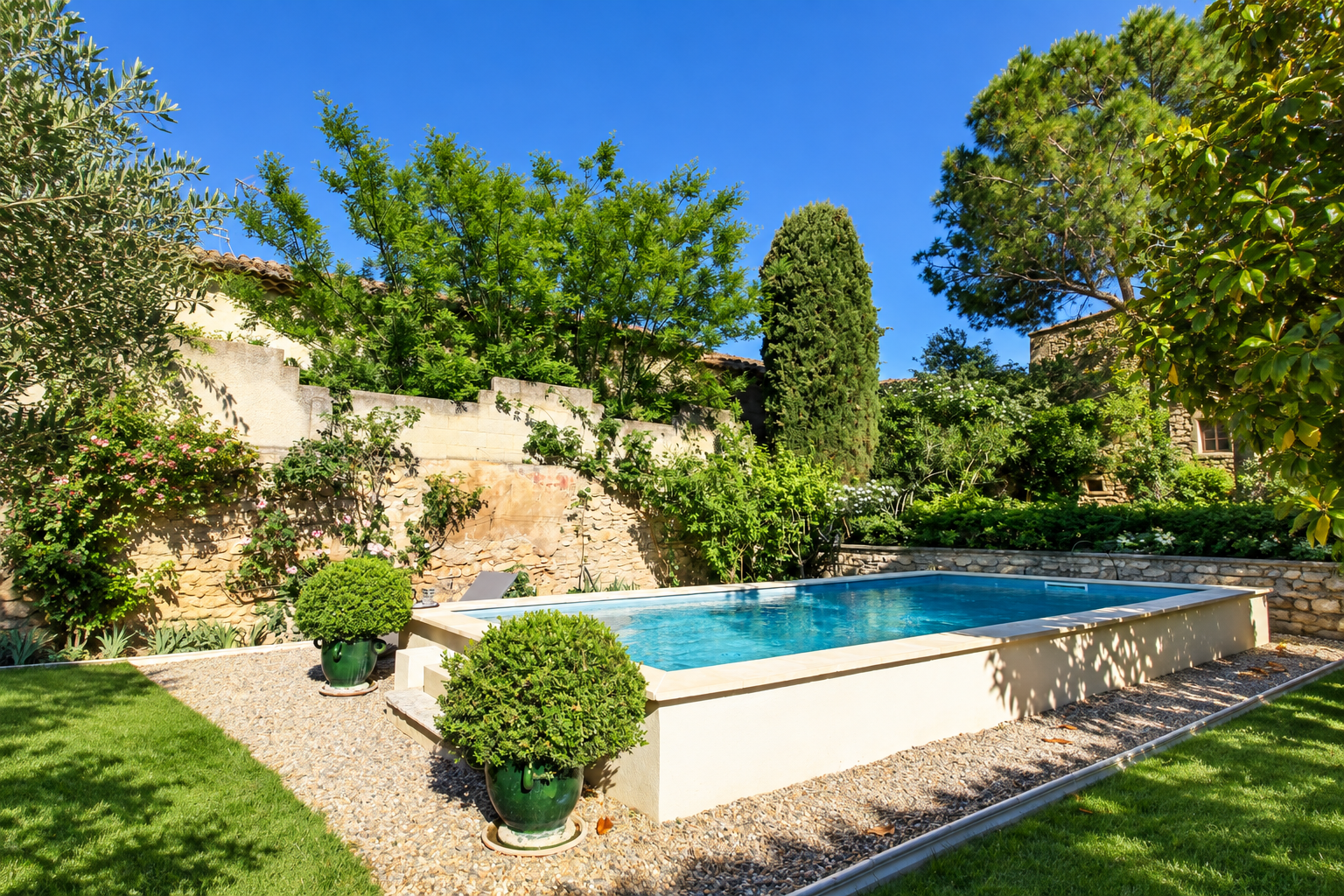 commercial local for sale on FONTVIEILLE (13990)