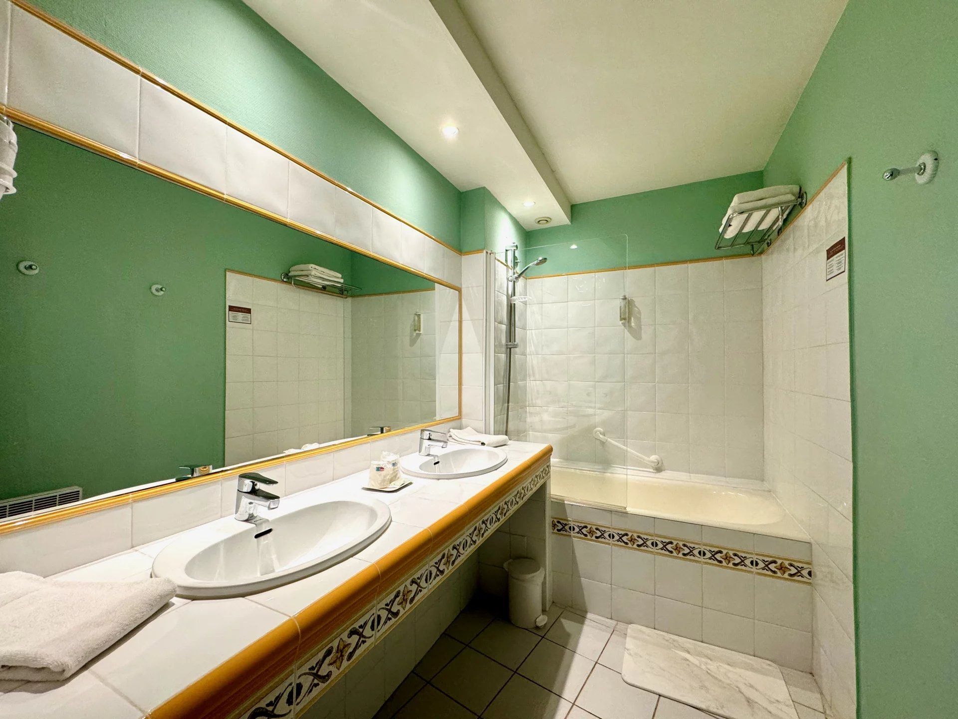 commercial local for sale on ARLES (13200)