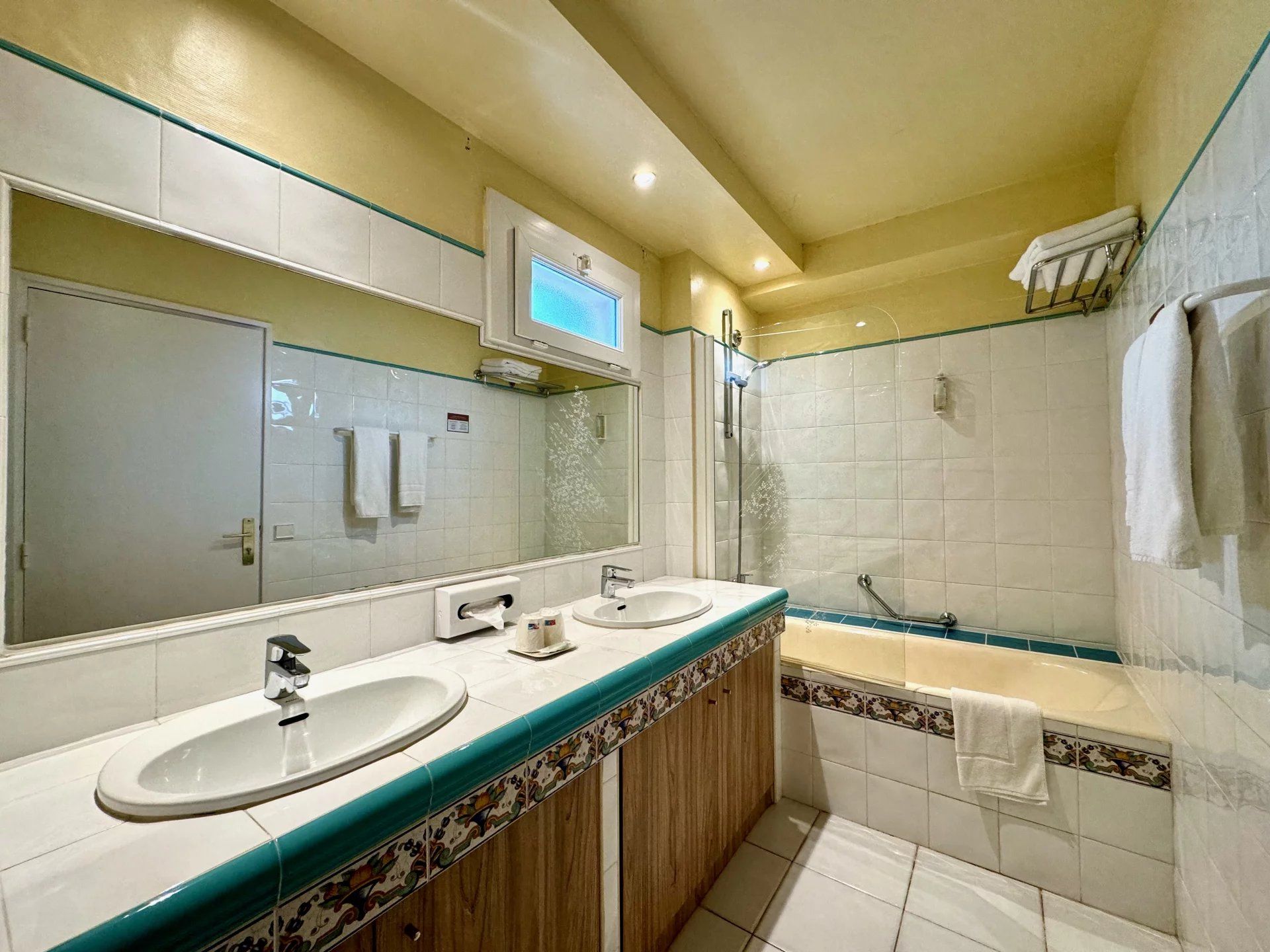 commercial local for sale on ARLES (13200)
