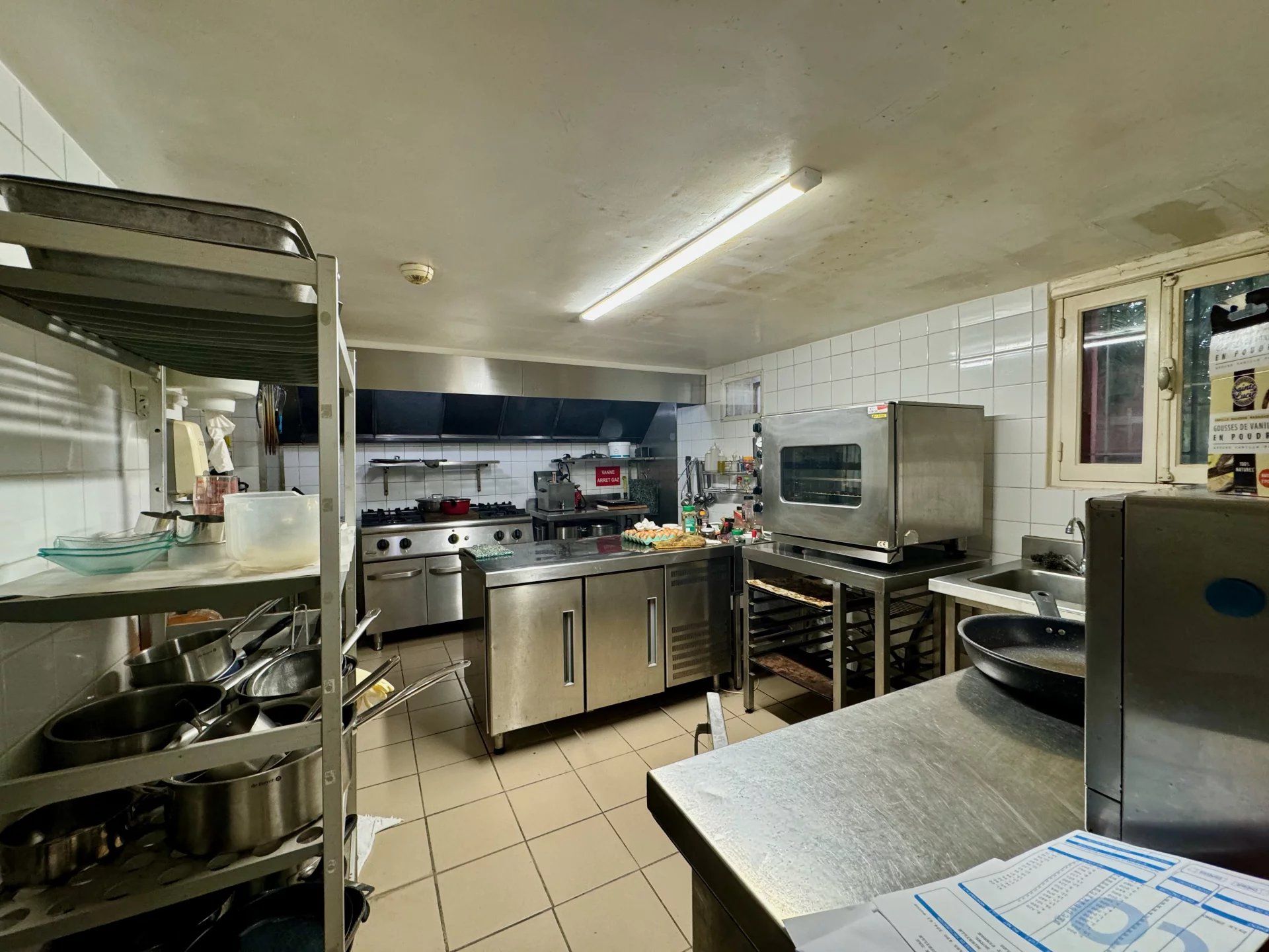 commercial local for sale on ARLES (13200)