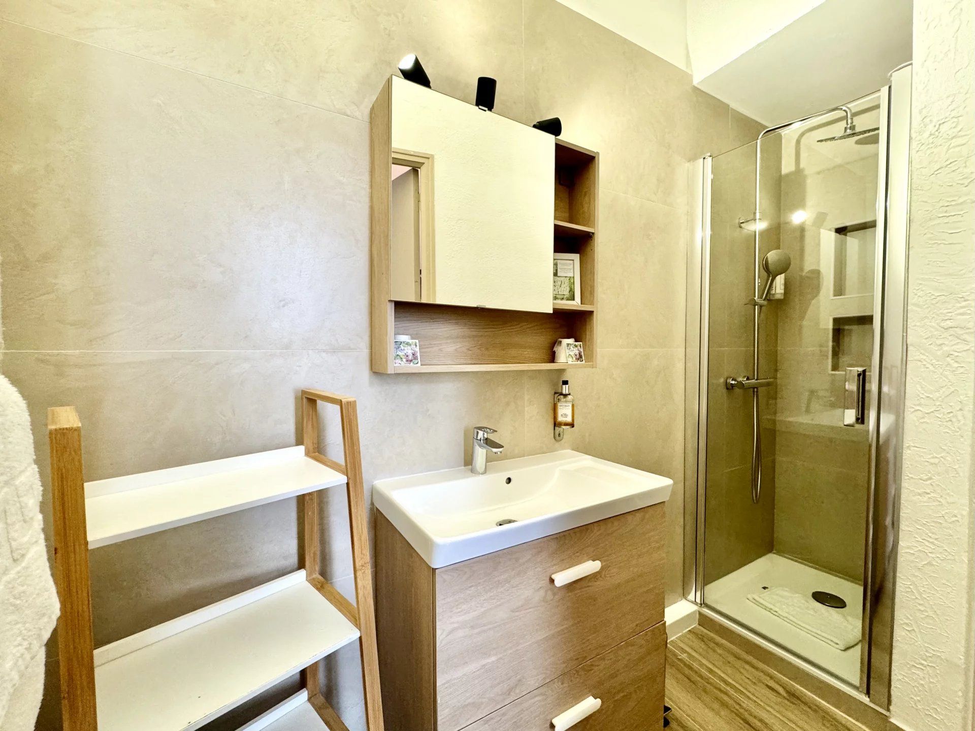 commercial local for sale on GRASSE (06130)