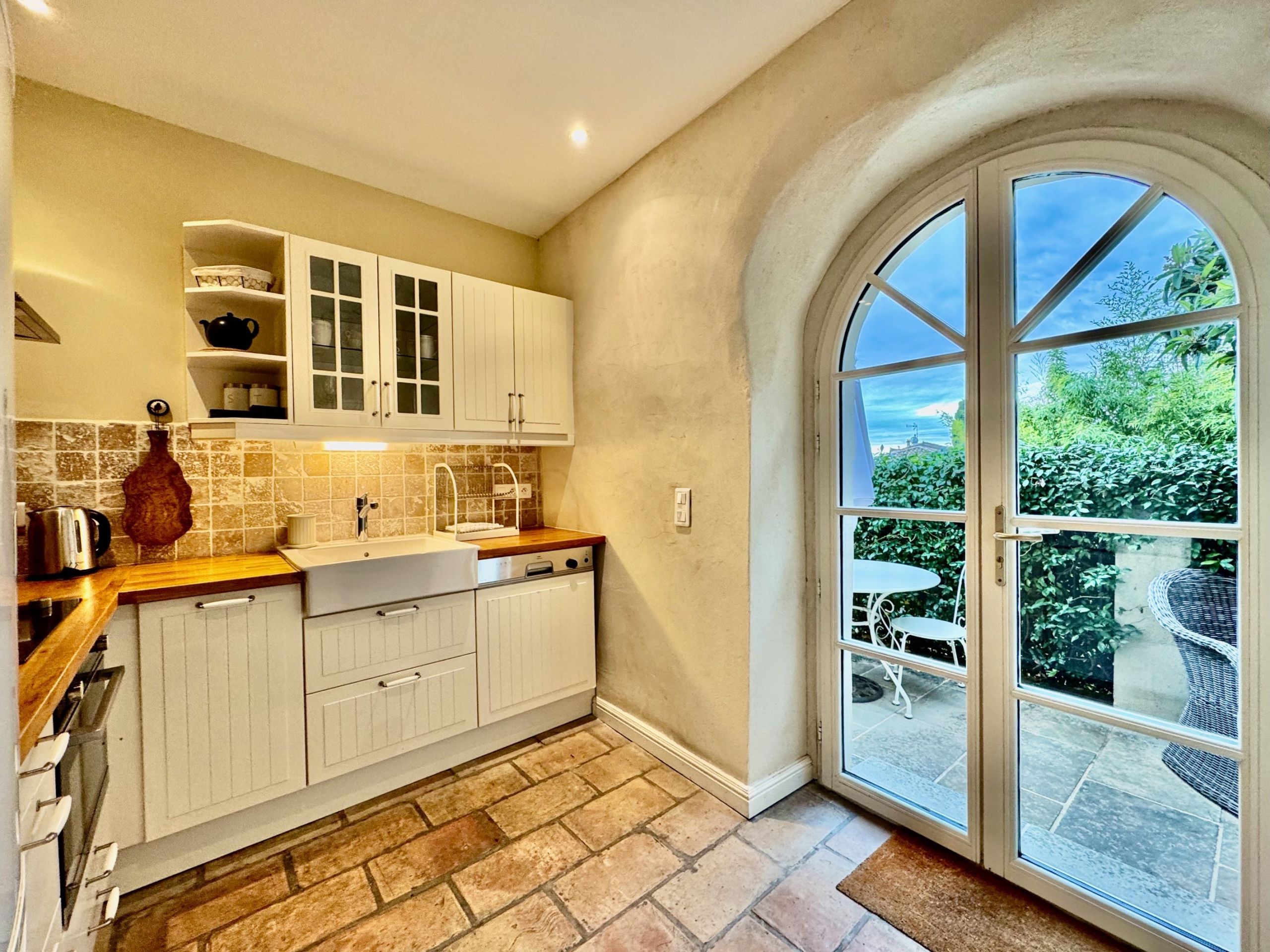 commercial local for sale on ROUJAN (34320)