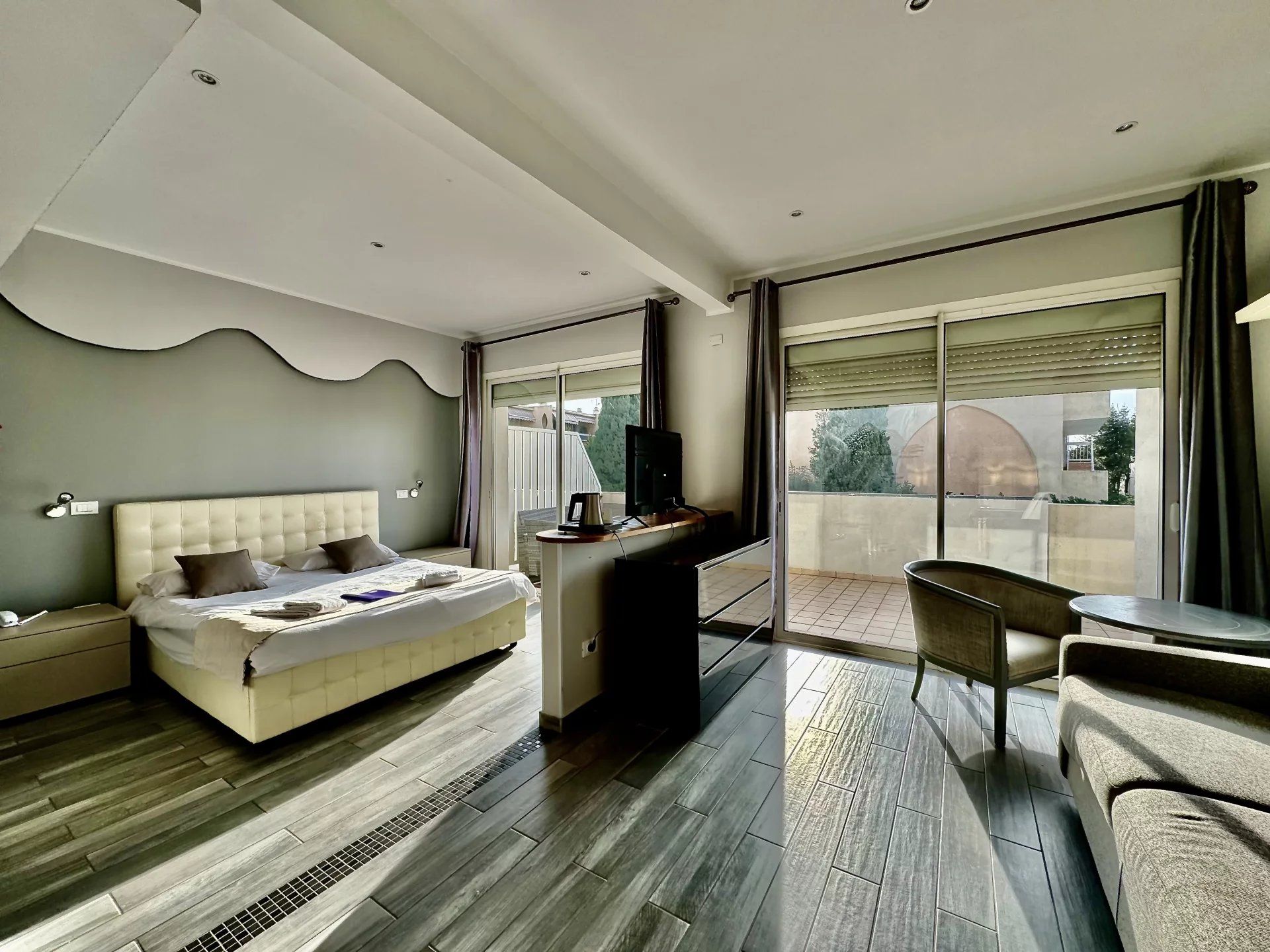 commercial local 40 Rooms for sale on LE GOLFE JUAN (06220)