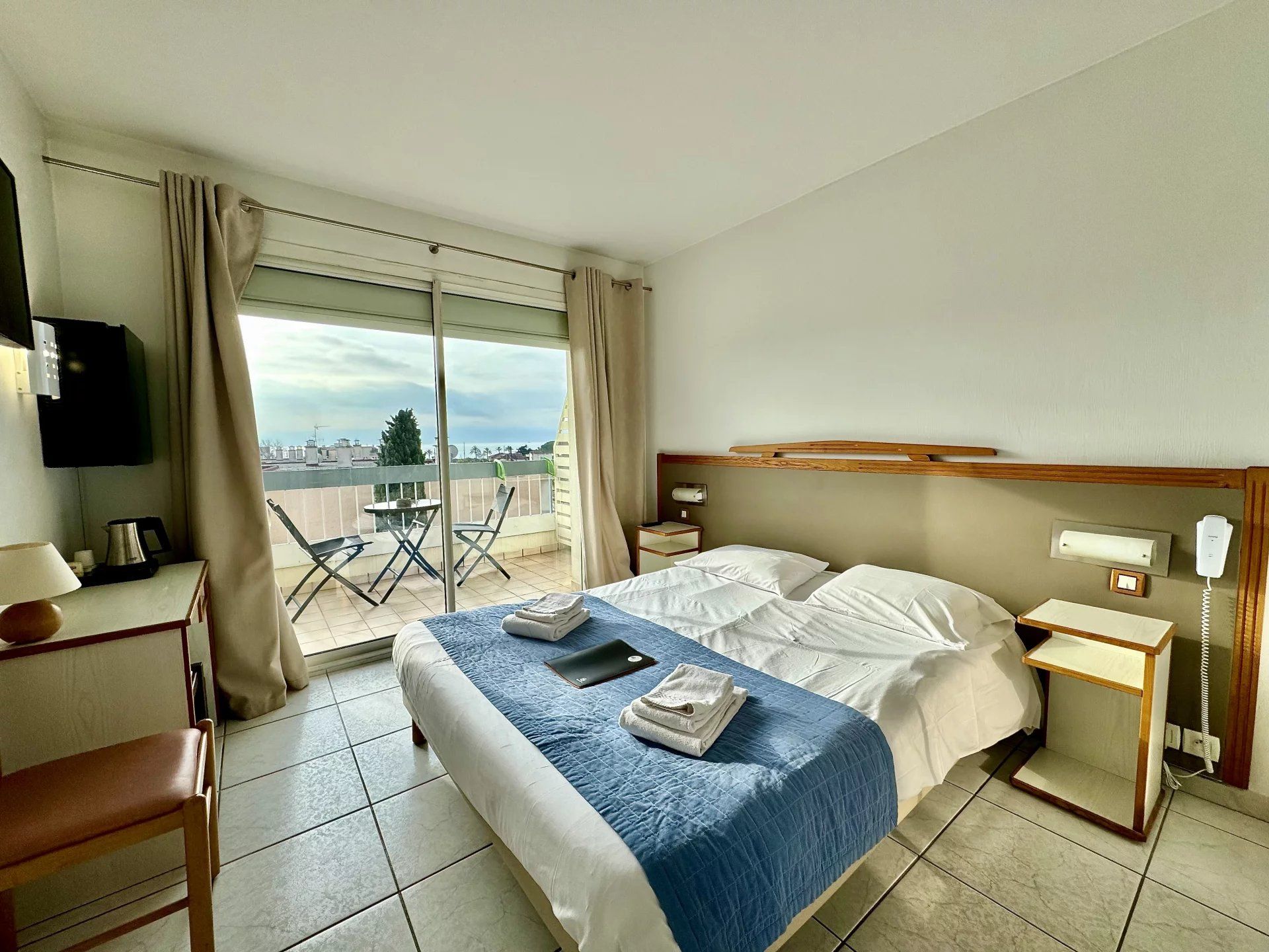 commercial local 40 Rooms for sale on LE GOLFE JUAN (06220)