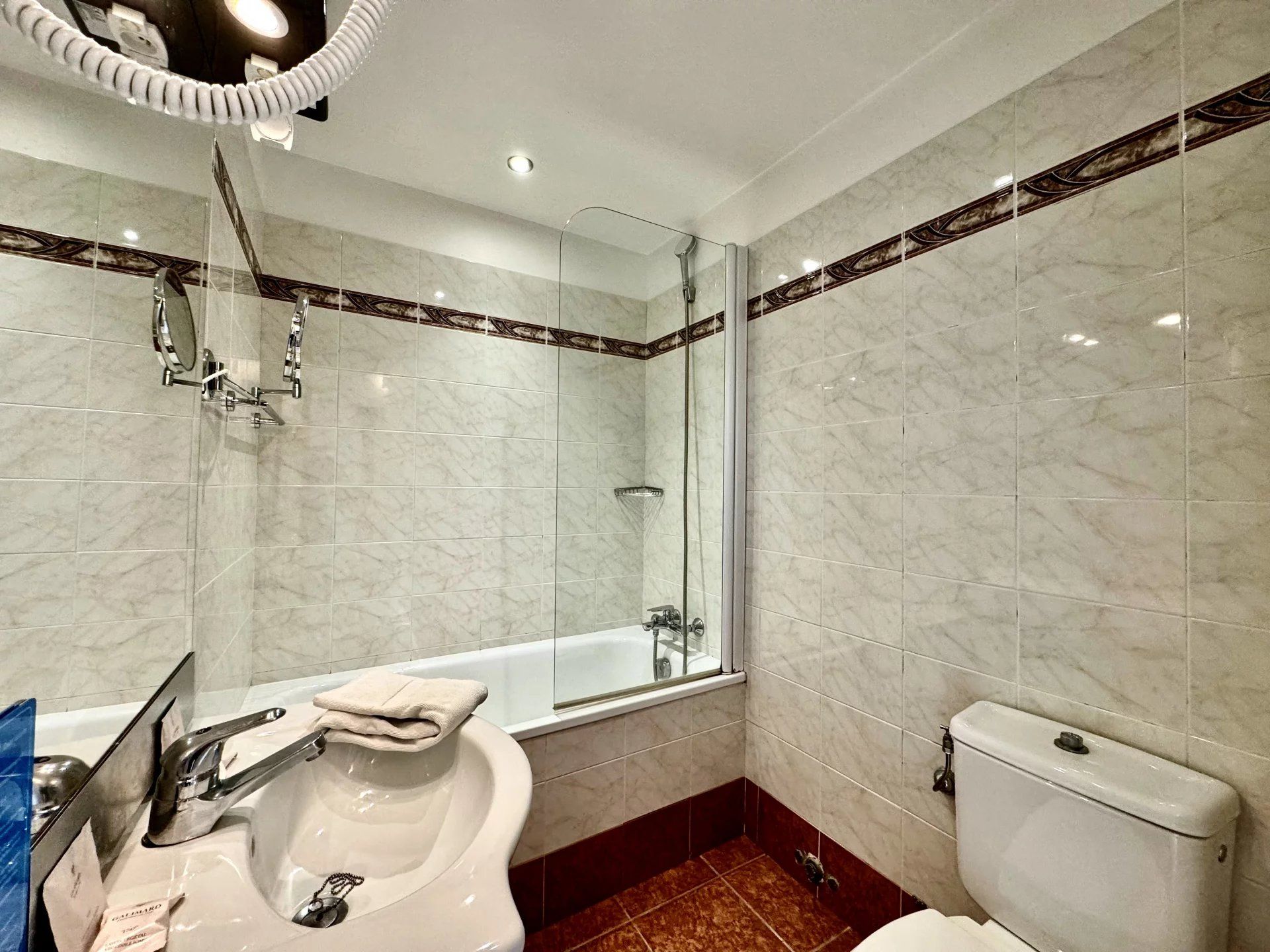 commercial local 40 Rooms for sale on LE GOLFE JUAN (06220)