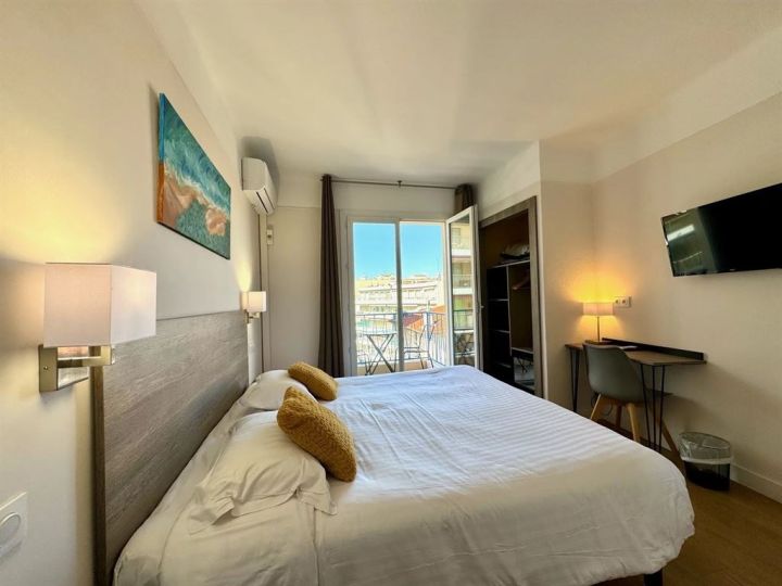 WALL - 3* HOTEL NEAR THE SEA